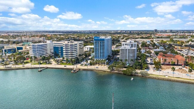 Building Photo - 1551 N Flagler Dr Unit Ph L7