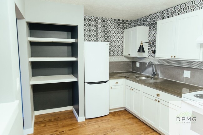 Building Photo - 326 E Hillsdale St Unit 2