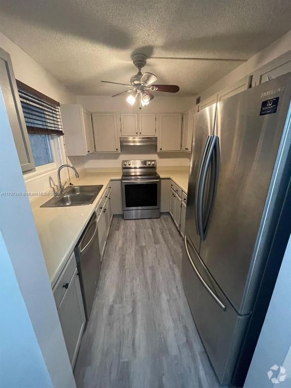 Building Photo - 454 N Laurel Dr Rental