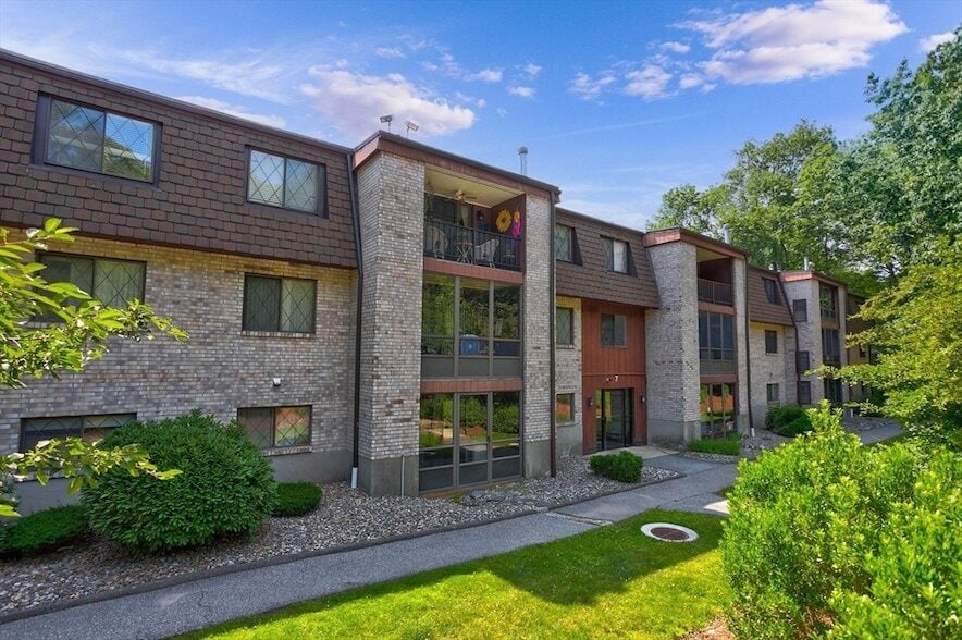 Photo - 7 Greenbriar Dr