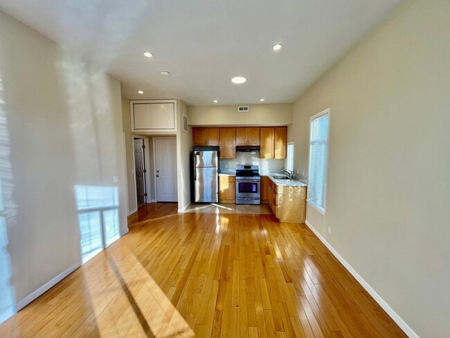 Photo - CHARMING RICHMOND 1 BED WITH INCREDIBLE VIEWS!!! Unit 4