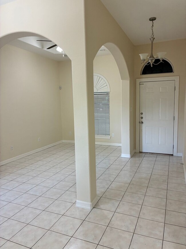 3215 Campanario Cir