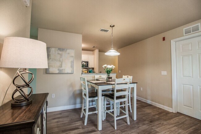 Photo - Oxford Terrace II: 4/4 luxury apartment just 3 blocks from UF & 1 block from Sorority Row. Now Re...