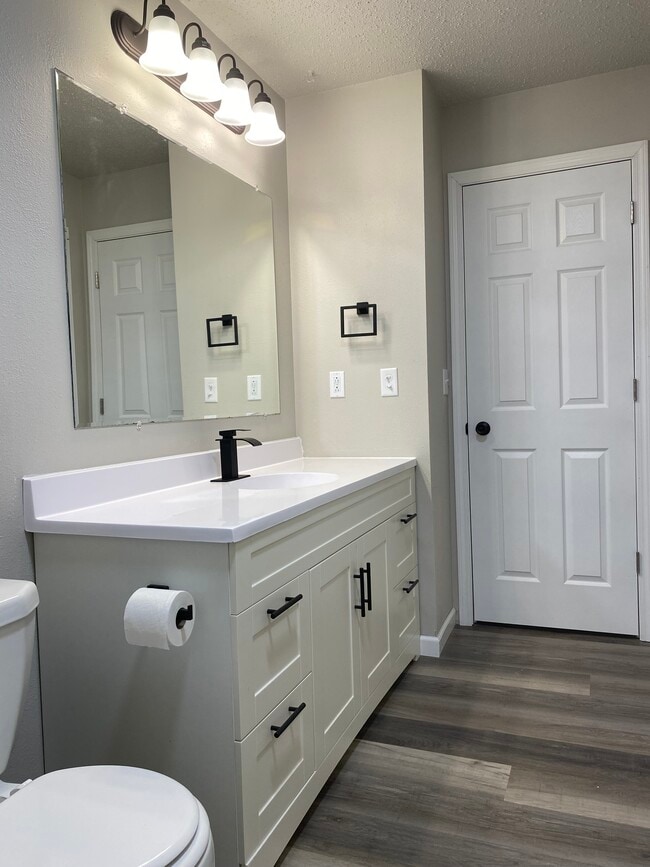 Photo - 225 6th St SE