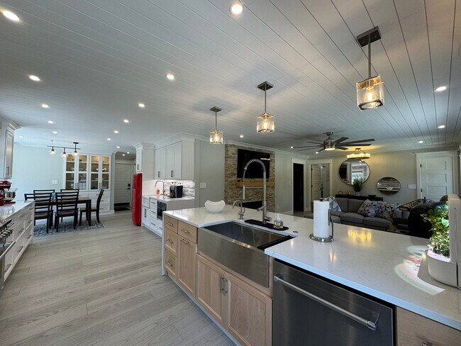 Photo - 706 Farmingham Rd