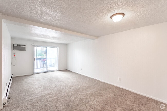 2 BR, 1 BA - 920 SF