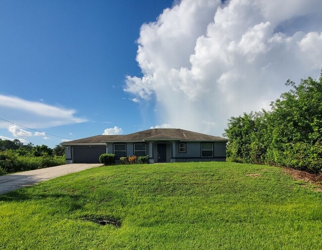 Building Photo - Spacious 3 Bedroom 2 Bath 2 Car Garage PLU...