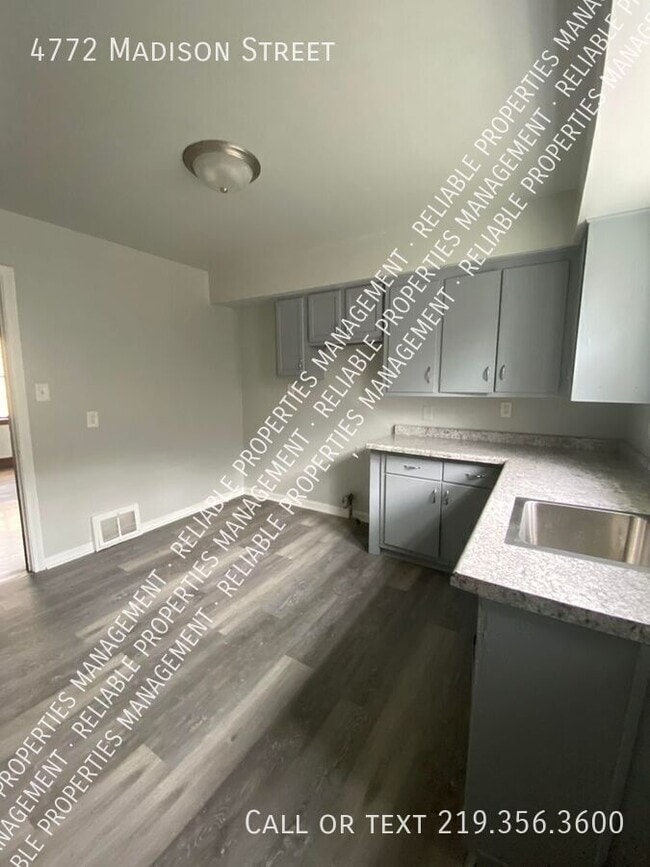 Photo - 4772 Madison St