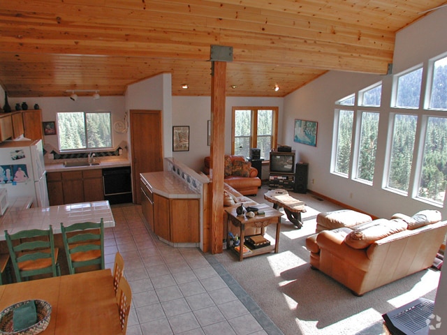Building Photo - 12821 Sierra Dr E Rental