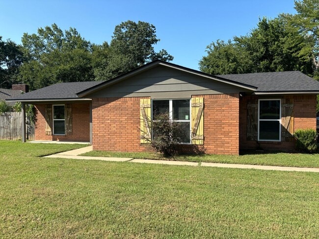 Building Photo - Three Bedroom/Two Bath Home