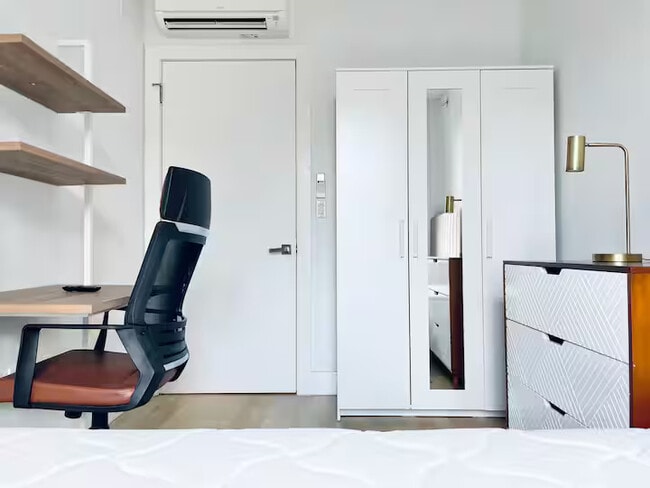 Building Photo - Furnished room/NOT APARTMENT Unit 3B