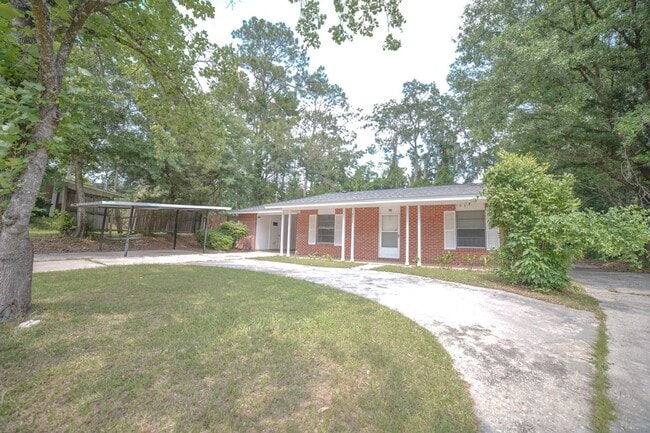 Photo - 3 Bed / 2 Bath Brick Home With Yard In Town