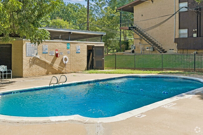 Swimming Pool - Meadows Apartments
