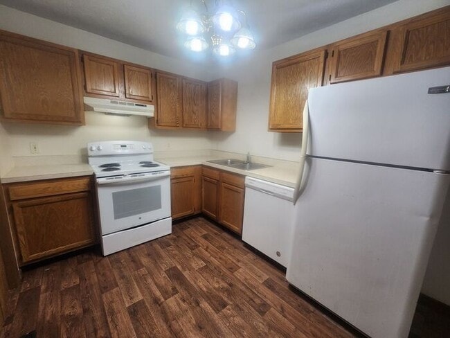 Building Photo - 2 Bedroom Lower Apartment
