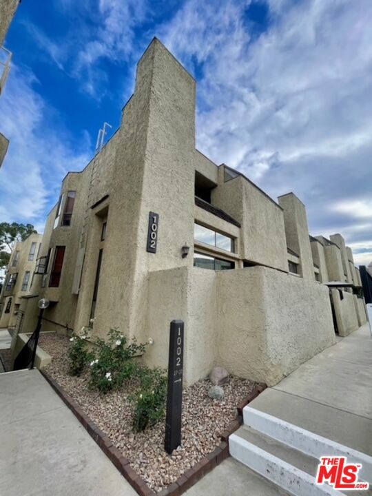 Photo - 1002 W Riverside Dr Townhome