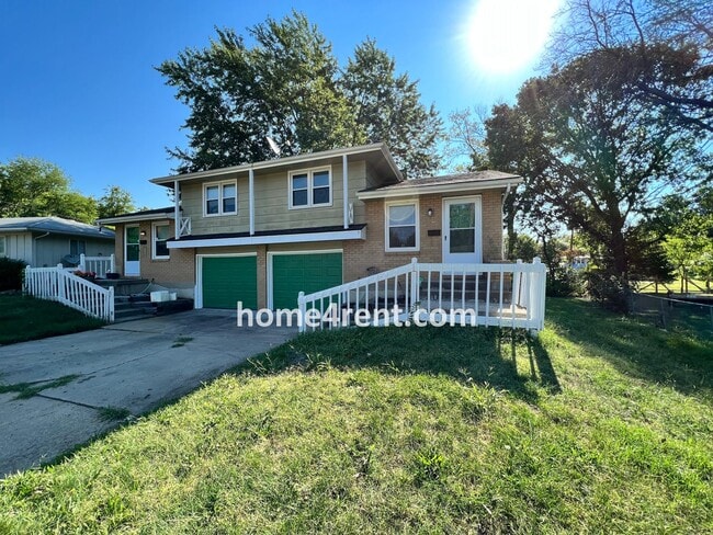 Photo - Attractive Lee's Summit Half Duplex w/ Lots of Natural Light and Spacious Bedrooms!