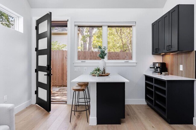 Building Photo - 1210 Brentwood St Unit C