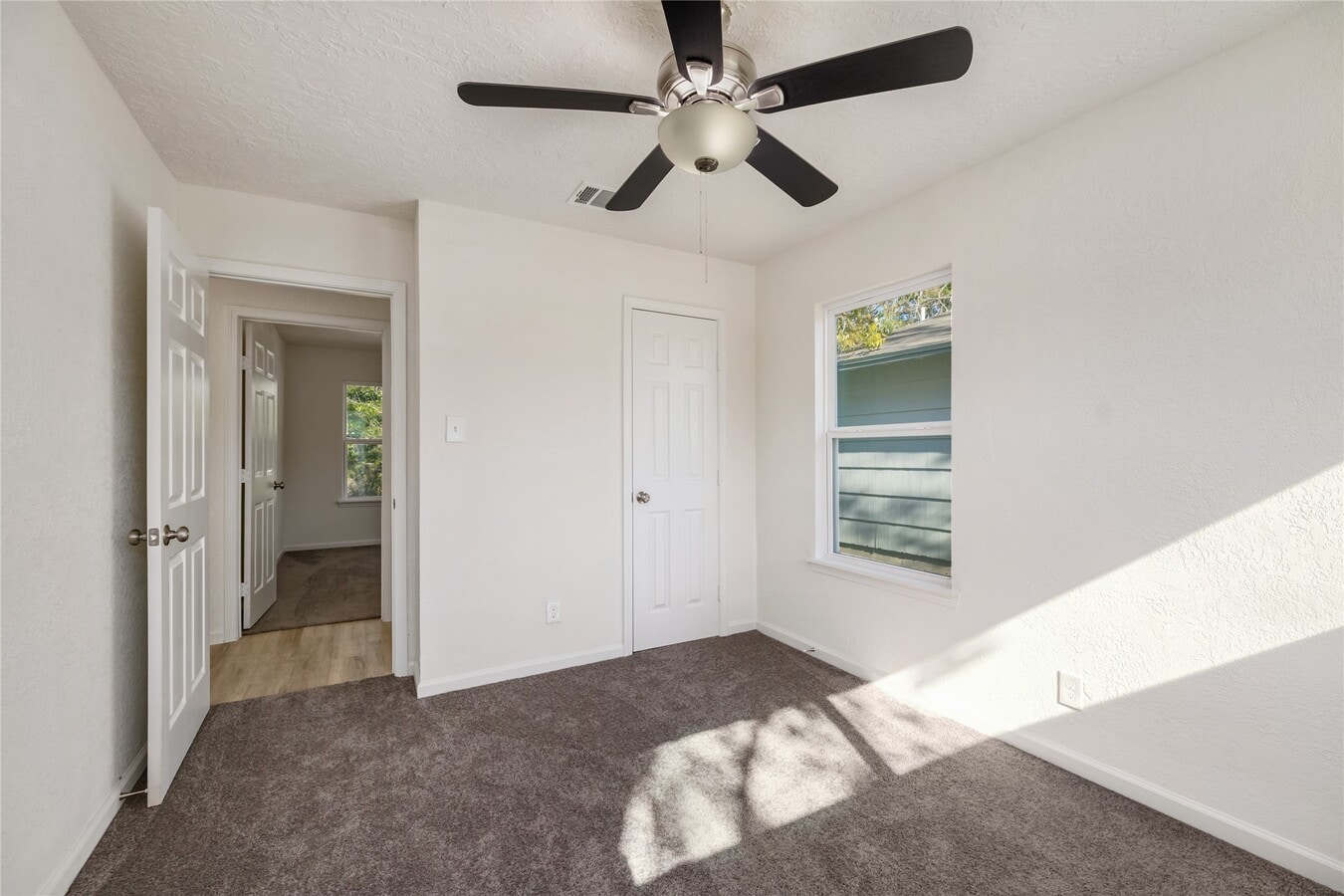 Photo - 5915 Beldart St