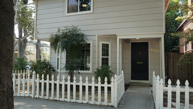 Charming 2 bed, 2.5 ba, 1250 sq. ft. duple... - Charming 2 bed, 2.5 ba, 1250 sq. ft. duple... House