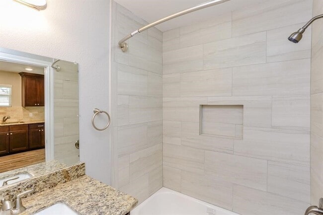 Building Photo - 1007 1/2 W Main St Unit 3