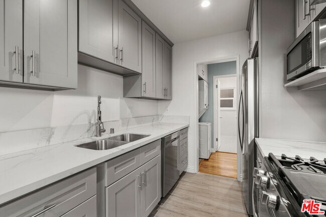 Photo - 1028 E 3rd St