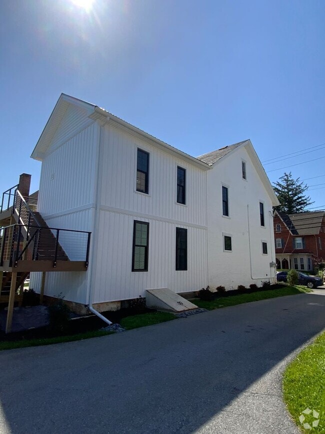 Building Photo - 221 W Main St Unit 221 W MAIN ST., APT. #1
