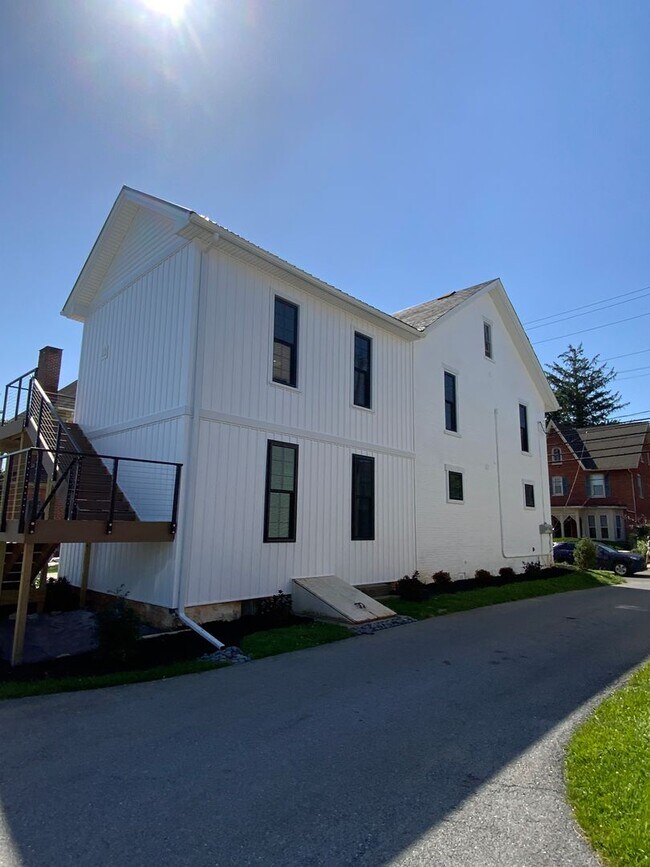Photo - 221 W Main St Unidad 221 W MAIN ST., APT. #1