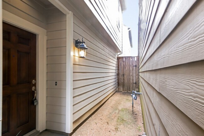 Photo - 2917 Clinton Dr