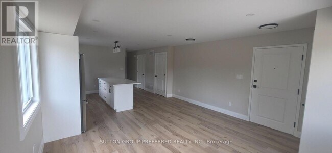 Photo - 118 Scott St E