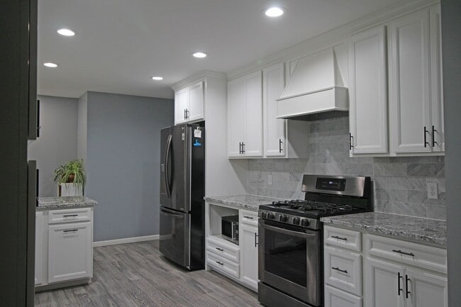 Building Photo - Beautifully updated 'Tonka rental available! 3 beds 2 baths in Royal Hills!
