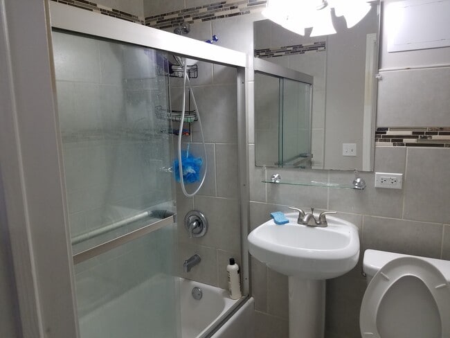 Bath - 1265 W Columbia Ave Unit 2