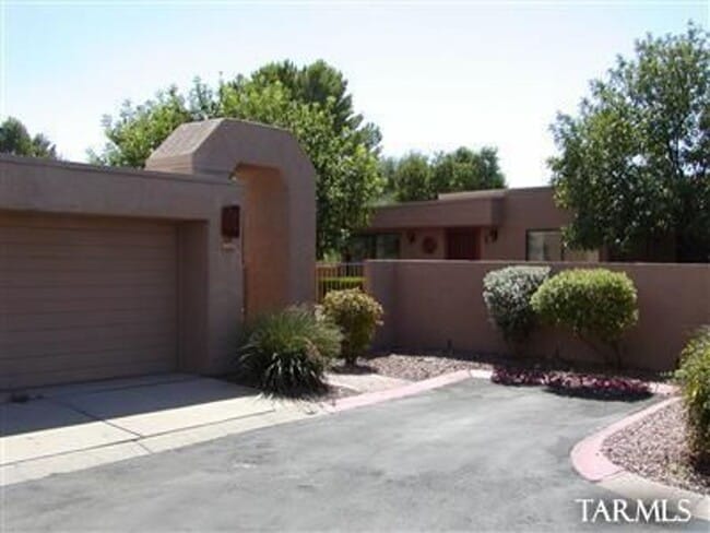 Building Photo - Attractive 3 Bed. 2 Ba. Townhome at Columbus & Ft. Lowell