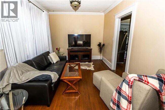 Photo - 408 Wellington St N