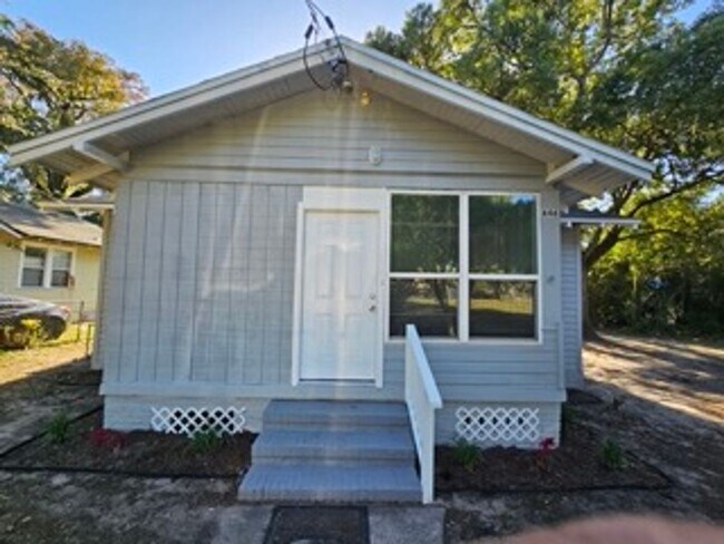 Spacious 3BR/2BA Home with Modern Amenities and Fenced Yard - Spacious 3BR/2BA Home with Modern Amenities and Fenced Yard