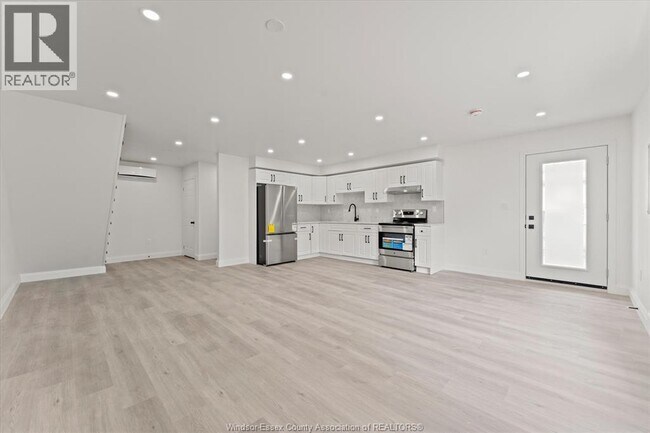 Photo - 702 Pierre Ave