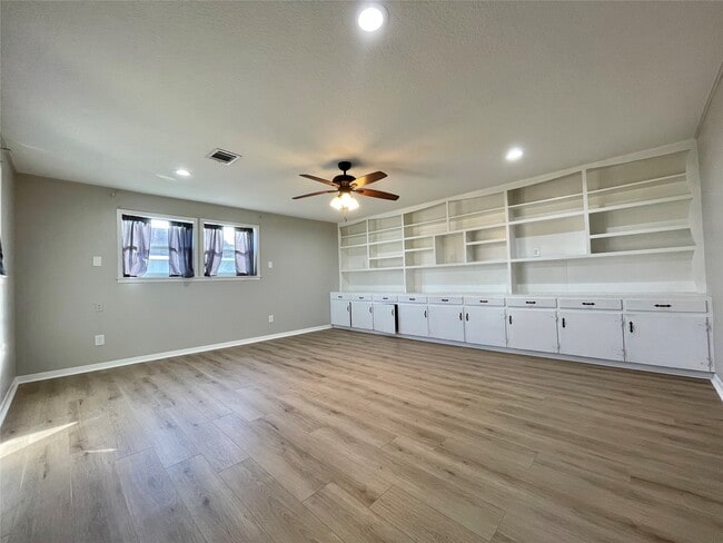 Photo - 817 N Valderas St