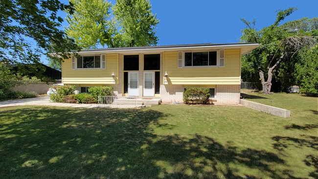 Building Photo - 2085 E Browning Ave Rental