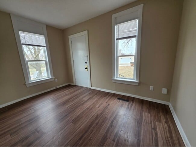 Building Photo - 424 W 8th St