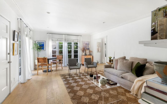 Charming Large 1 Bed with a Huge Private P... - Charming Large 1 Bed with a Huge Private P... Unidad 815 1/2 N Croft Ave ACTIVE