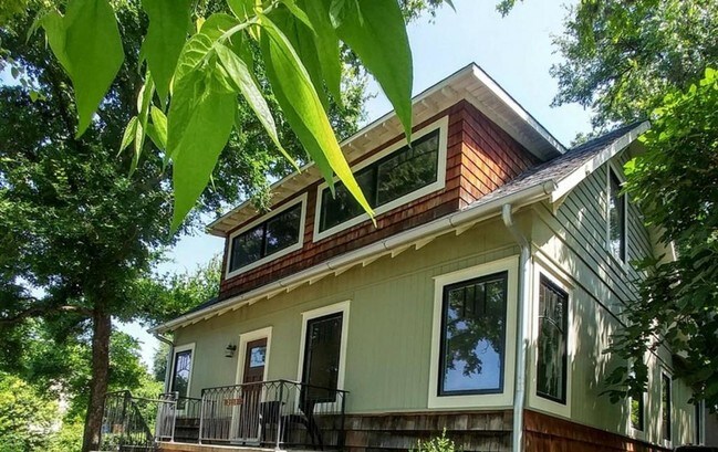 Photo - 2110 De Verne St