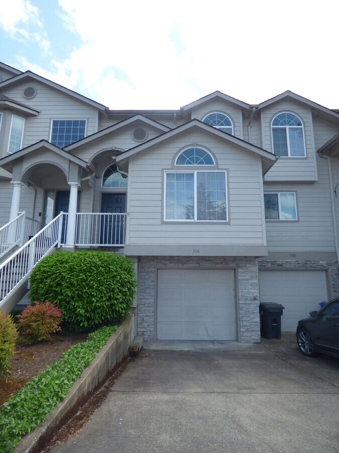 3 Bed Lakeside Townhouse in Gated Community - 3 Bed Lakeside Townhouse in Gated Community