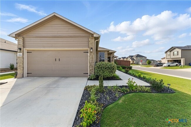 Photo - 304 Dakota Crk