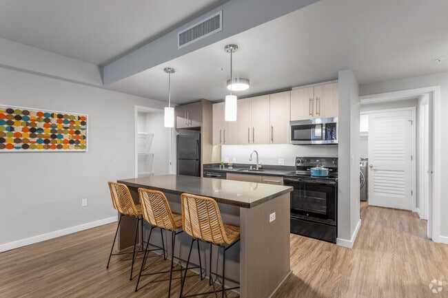 2BR, 2BA - 1,060SF