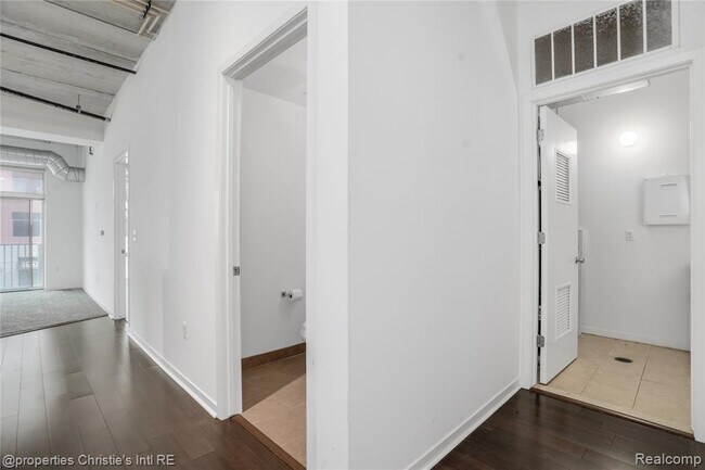 Photo - 3670 Woodward Ave Unidad 202