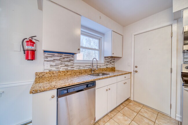 Building Photo - 12 Rolling Ridge Rd Unit B