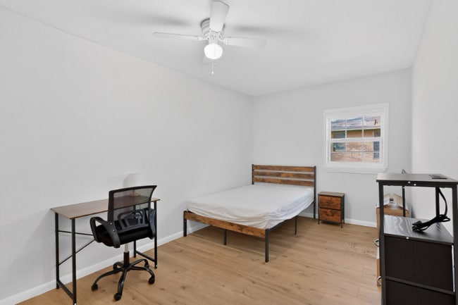 Photo - 404 Nottingham Dr