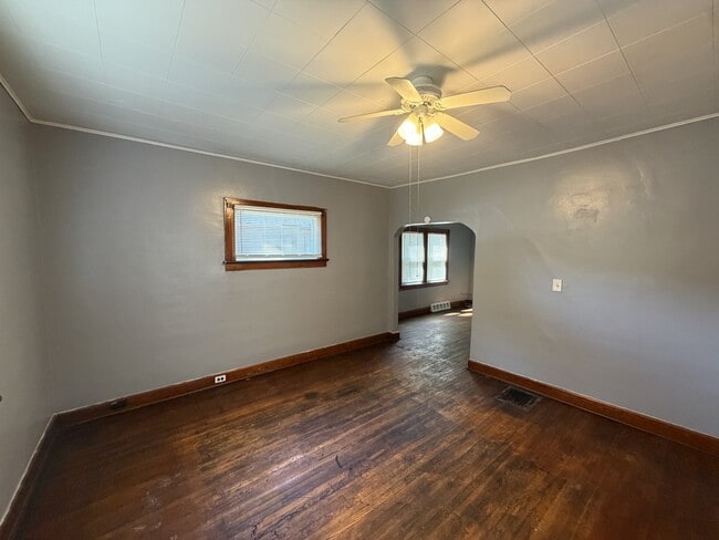 7204 Lawn Ave Unit Down Front