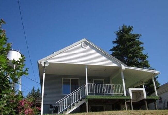 Building Photo - 530 W C St Unit Whole House