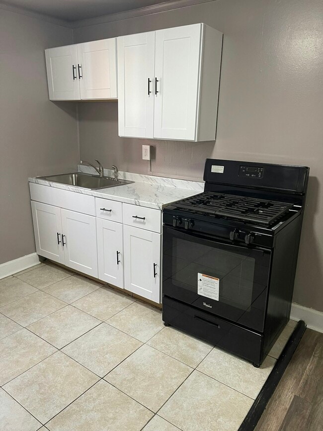 Building Photo - 6437 N Broad St Unit 2nd fl Rear