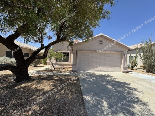 Building Photo - 3 BEDROOM WITH NO CARPET/LARGE YARD Rental